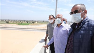 وزير النقل يتفقد المرحلة الثانية من تطوير طريق الصعيد الصحراوي الغربي
