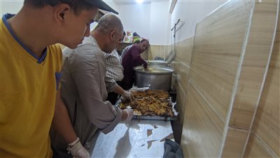 المنايفة مش بخلاء.. 800 وجبة إفطار صائم من مطبخ الخير بزاوية جروان لغير القادرين والمسافرين| صور