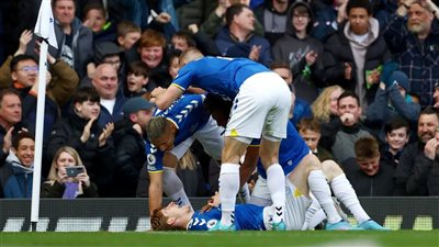 بالألعاب النارية.. جماهير إيفرتون تُزعج بعثة تشيلسي في فندق الإقامة| فيديو