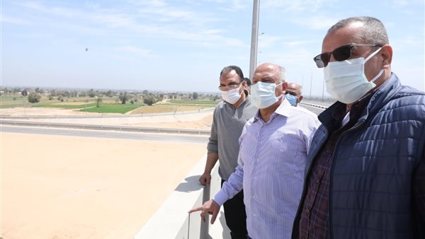 وزير النقل خلال الجولة