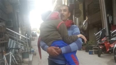 والد طفل مصاب بشلل دماغي بالدقهلية يستغيث: نفسي يتعالج.. وأمه سابته