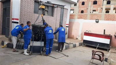 عمال الصيانة بالفيوم يقاومون عطش الصيام وحرارة الشمس ويطهرون محطة صرف صحي | صور