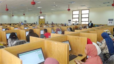طلاب طب المنيا يؤدون الاختبارات الإلكترونية بامتحانات الميدتيرم