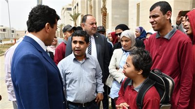 أشرف صبحي يلتقي مجموعة من الشباب ذوي الهمم في مقر الوزارة بالعاصمة الإدارية الجديدة