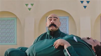 كواليس مسلسل الكبير أوي 6.. هكذا تمكن أحمد مكي من حمل جعيدي | فيديو