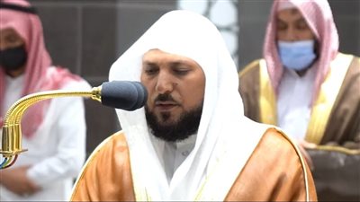 سقوط الشيخ ماهر المعيقلي خلال صلاة الجمعة بالمسجد الحرام.. والسديس يتقدم |فيديو 