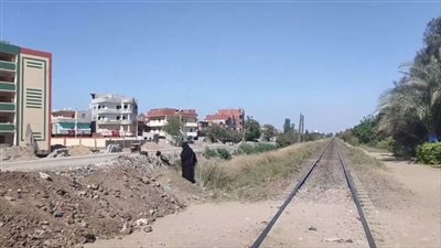 بعد وفاة شقيقين أسفل عجلات القطار.. أهالي فاقوس بالشرقية يستغيثون لعمل مزلقان | بث مباشر