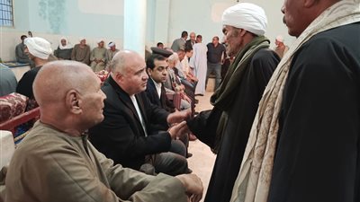 محافظ قنا يؤدي واجب العزاء لأسر عاملين لقيا مصرعهما خلال عملهما بشركة المياه