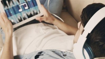 حكم سماع الأغاني في رمضان بعد الإفطار.. ينقص من اجر المسلم 