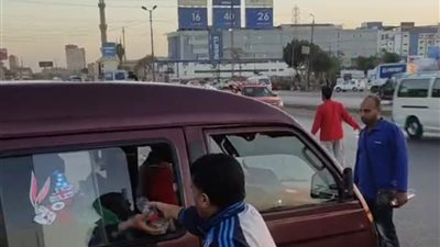 فيها حاجه حلوة.. شباب يوزعون عصائر ووجبات على الصائمين بالطريق الزراعي ببنها |صور