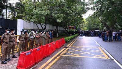 بعد إحراق منزل رئيس الوزراء.. الرئيس السريلانكي يتنحى في هذا الموعد 