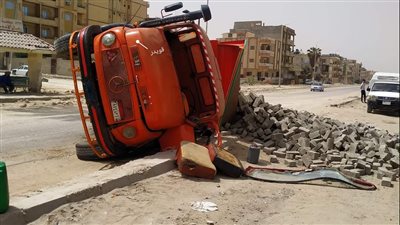 إصابة 4 أشخاص في حادثة انقلاب سيارتين بالطريق الإقليمى بالقليوبية 