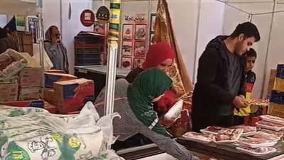 تخفيضات تصل لـ 30 %.. استمرار توافد المواطنين على معرض أهلا رمضان بالمنيا | بث مباشر 