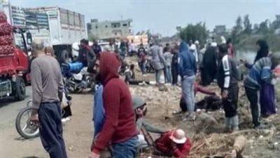 مصرع وإصابة 14 شخصًا في تصادم سيارتين بالشرقية | صور