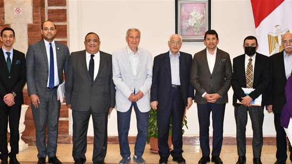  وزير الرياضة يعقد