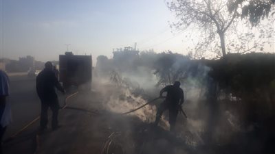 نشوب حريق بمخلفات أرض زراعية بطريق بنها المنصورة | صور