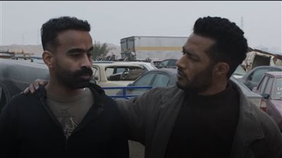 مشهد هوليودي في رمضان 2022.. لقاء ماهر وسعيد في مجمع للسيارات المتهالكة يعكس ظروفهما الصعبة في المشوار