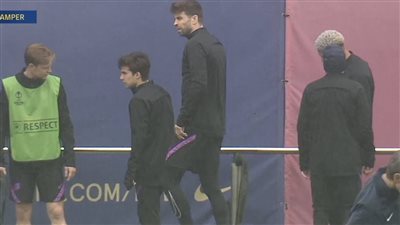 بيكيه وديباي يعودان لتدريبات برشلونة قبل مواجهة فرانكفورت في الدوري الأوروبي