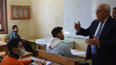 محافظ بورسعيد يتابع سير امتحان البابل شيت التجريبي في مادة العلوم | صور 