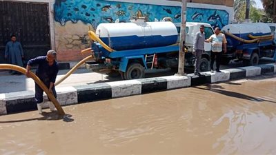 كسر مفاجئ في خط مياه شرب بمدينة طهطا شمال سوهاج | صور 