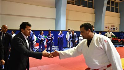 وزير الرياضة يطلق اسم آلاء حامد على الصالة المغطاة بالمركز الأوليمبي │ صور