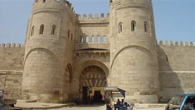 بُني في عهد الخليفة المستنصر بالله.. تعرف على أهمية باب الفتوح بالقاهرة 
