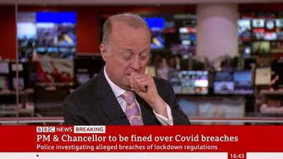 مذيع بي بي سي نيوز يوقف بثه المباشر بعد إصابته بـ نوبة عطس | فيديو