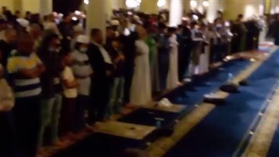 بث مباشر | آلاف المصلين يؤدون صلاة التراويح في باحات الجامع الأزهر