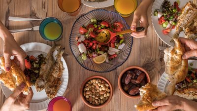 فتوى سابقة | هل يجب إغلاق محلات الطعام والشراب في نهار رمضان؟.. عالم أزهري يجيب