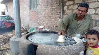 حكاية عم عرفات.. أقدم صانع كنافة بلدي ببني سويف وقودها البوص والحطب|صور وفيديو 