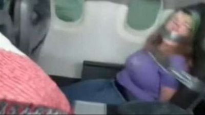 بسبب عراك عنيف.. ربط سيدة في مقعد طائرة أمريكية بالحبال | فيديو