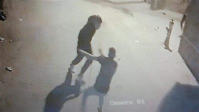 كاميرات المراقبة توثق لحظة مقتل شاب بسلاح أبيض في المنوفية| فيديو