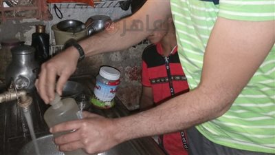 أهالي نجع كوم بيت داوود بسوهاج يشكون تلوث مياه الشرب.. ولجنة طارئة لتحليلها والتأكد من جودتها │ صور 