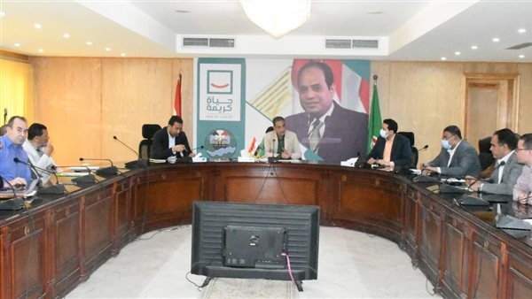 محافظ الفيوم يجتمع