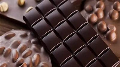 تعزز صحة الأمعاء والدماغ.. فوائد تناول الشوكولاتة الداكنة بشكل يومي