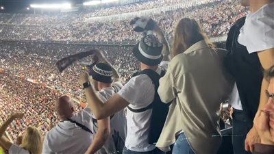جمهور آينتراخت فرانكفورت يمنع مشجعي برشلونة من مغادرة كامب نو