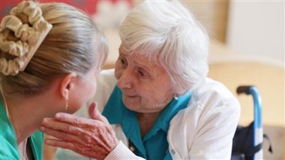 استشاري نفسي يوضح علامات الإصابة بمرض الزهايمر