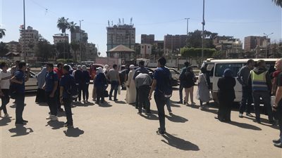 زحام المواصلات بالدقهلية كابوس يومي للطلاب والموظفين.. والمواطنون: السواقين بيستغلوا الزحمة |صور