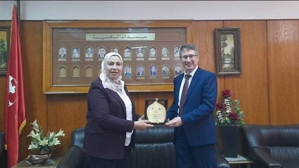 عميدة كلية الألسن