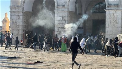 مخاوف من صراع جديد بين تل أبيب وحماس.. إصابة أكثر من 220 فلسطينيا واعتقال 400 آخرين بالأقصى