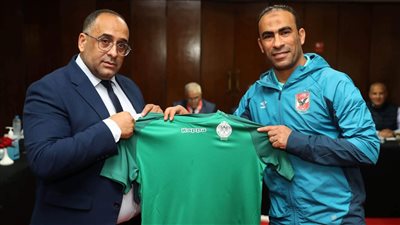 قبل مباراة الغد.. وفد الرجاء المغربي يهدي الأهلي درع وقميص الفريق