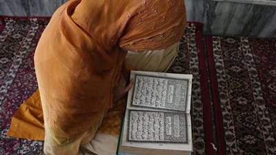 الأزهر للفتوى يحسم الجدل حول حكم قراءة المرأة للقرآن وقت عادتها الشهرية