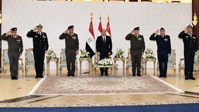 السيسي يؤدي صلاة الجمعة بمسجد المشير طنطاوي ويلتقي قادة القوات المسلحة | صور