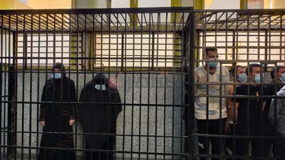 تأجيل محاكمة أم وابنتها بتهمة قتل سيدة لمايو المقبل لسماع الأطباء الشرعيين بالفيوم | فيديو