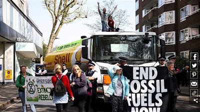 بالتزامن مع أزمة الطاقة بسبب الحرب الروسية.. متظاهرون ببريطانيا ينقضون على سيارة وقود ويقطعون الطرق 