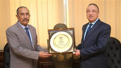 محافظ الإسكندرية يُكرم اللواء عبدالفتاح تمام سكرتير عام المحافظة السابق