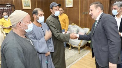 محافظ المنوفية يسلم مساعدات لمتضرري حريق منطقة المعهد الديني بتلا