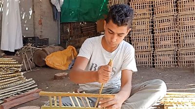 إيده تتلف في حرير.. صابر يصنع تحفًا فنية من جريد النخيل بالدقهلية | صور