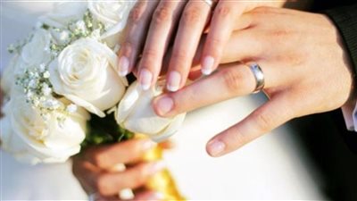 عريس يحبس زوجته داخل الحمام بإحدى الفنادق ويستكمل ليلة زفافه داخل السجن | فيديو