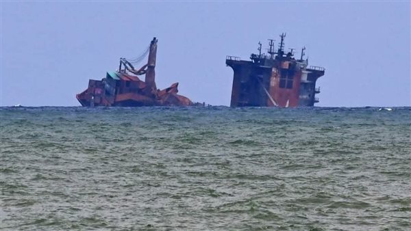 غرق سفينة بترولية